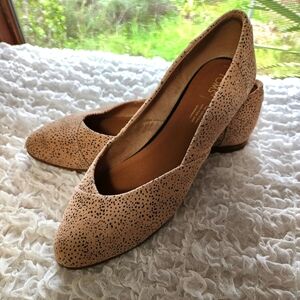 Women's Tan Flats
